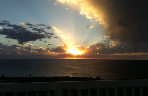 Moana House | Moana Sunsets Beach House(4-15 guests)