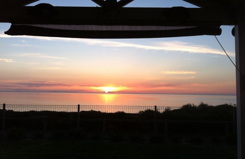 Moana House | Moana Sunsets Beach House(4-15 guests)