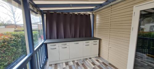 Gastes Other | Mobil home 693 à la réserve 8 personnes avec terrasse couverte