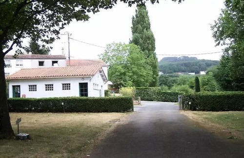 Pouzauges House | Mobil-home Luxe SPA - 2 bedrooms - 2 bathrooms - 2 WC - CLIM - TV + Dishwasher + Jacuzzi 6 people