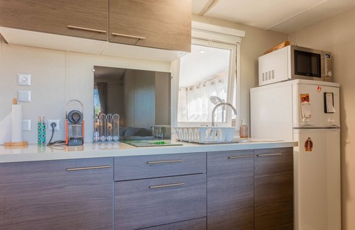 Puget-sur-Argens RV Rental | Mobil Home Vacances with Shared Pool, Private Terrace and Wi-Fi