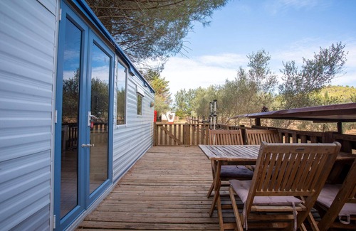 Le Val House | Mobile Home 'Kenya' with Shared Pool, Wi-Fi and Air Conditioning