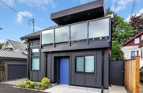 Riley Park-Little Mountain House | Modern 1 Bed Laneway House - by VGH & City Hall
