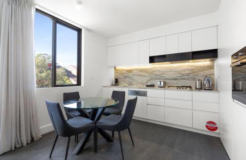 Surry Hills Apartment | Modern 1-Bed with Balcony in Bustling Surry Hills