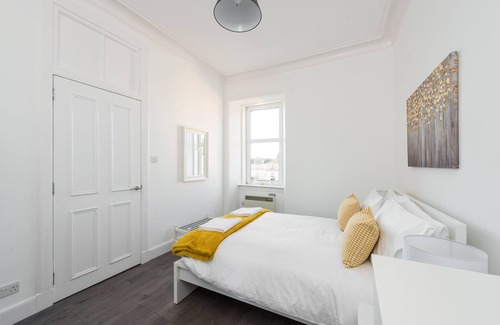 Gorgie Apartment | Modern 1 Bedroom Top Floor Edinburgh Tenement Apartment