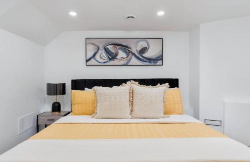 Parkdale House | Modern 1-BR Condo with Parking in Downtown Toronto