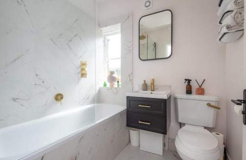 Sydenham Apartment | Modern 1BD with Private Outdoor Space in Sydenham
