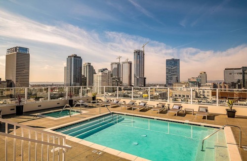 Historic Core Condo | Modern 1BR/1BA Loft in DTLA w Rooftop pool, jacuzzi, and Cabanas - Free Parking!