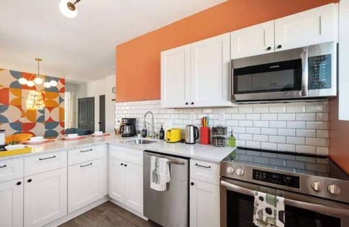 South Side Apartment | Modern 1BR Brick+ KingBed+Free parking+Close to DT