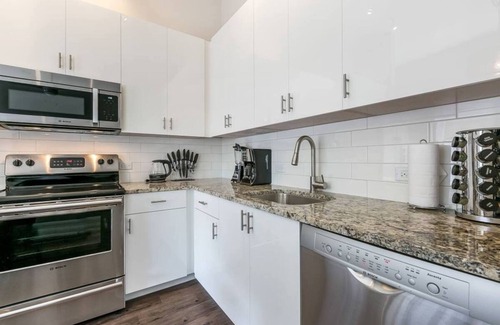 Central Business District Apartment | Modern 1BR Condo in California Building