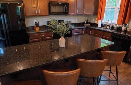 Rockbridge Cabin | Modern 2 BD cabin with hot tub & Games & Central Loc