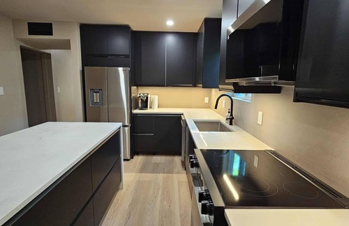 Rosewood Apartment | Modern 2 Bed, 2 Bath Ground Floor Apartment with Private Backyard