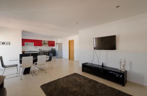 Lagoa e Carvoeiro Apartment | Modern 2 Bed Apartment 5km Carvoeiro