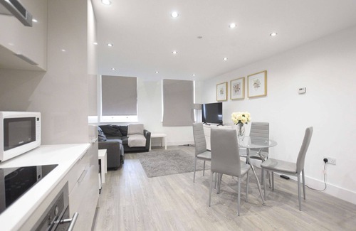 West Ham Apartment | Modern 2 Bed in Stratford, London with Wi-Fi & Sleeps 5