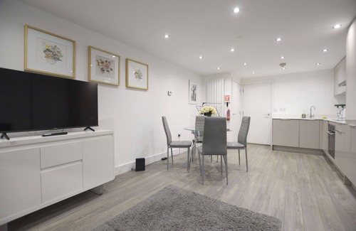 West Ham Apartment | Modern 2 Bed in Stratford, London with Wi-Fi & Sleeps 5