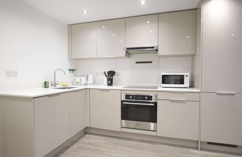 West Ham Apartment | Modern 2 Bed in Stratford, London with Wi-Fi & Sleeps 5