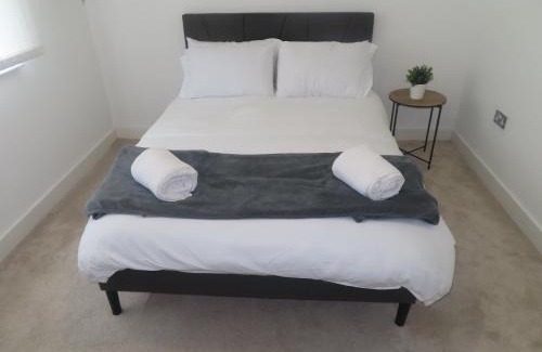 Woolwich Riverside Apartment | Modern 2-Bed Riverside Apartment in Greenwich