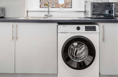 Glasgow Apartment | Modern 2 bedroom apartment with parking and wifi.