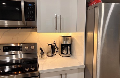 Richmond Hill House | Modern 2 Bedroom 1 Parking Basement Unit