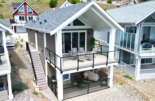Central Okanagan Cottage | Modern 2-bedroom + den cottage in a prime location