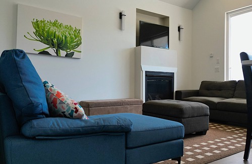 Central Okanagan Cottage | Modern 2-bedroom + den cottage in a prime location