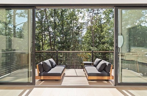 Rileyville Ski Chalet | Modern 2-Bedroom Scandanavian Style Chalet Near Shenandoah Natl Park w/Hot Tub