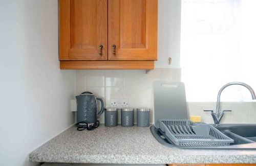 Greenwich Apartment | Modern 2 BR ground floor apartment with parking and garden