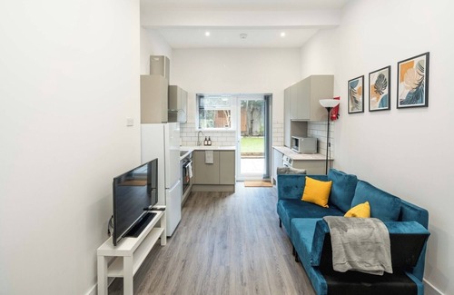Junction Apartment | Modern 2B Home with Private Backyard and Fast WiFi