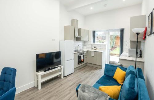 Tollington Apartment | Modern 2B Home with Private Backyard & Fast WiFi