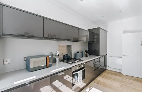 Clerkenwell Apartment | Modern 2BR Apartment with Lift Access Prime Central London Location
