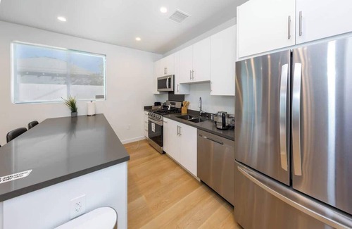 Mid City House | Modern 2BR Back House w/TVs & Full Kitchen