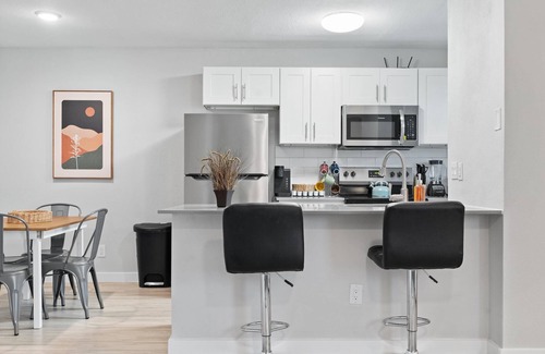 Hyde Park Apartment | Modern 2BR Near UT Hyde Park Evonify