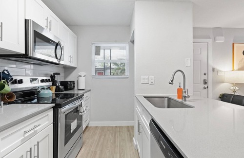Hyde Park Apartment | Modern 2BR Near UT Hyde Park Evonify