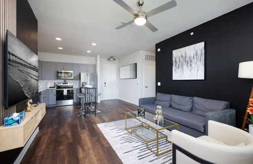 Southtown Apartment | Modern 2BR Retreat w Gym&Parking Near Rvrwalk&Dome