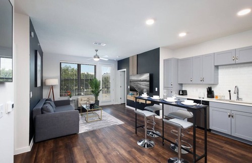 Southtown Apartment | Modern 2BR Retreat w Gym&Parking Near Rvrwalk&Dome
