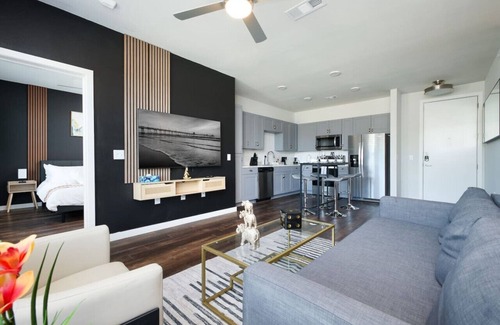 Southtown Apartment | Modern 2BR Retreat w Gym&Parking Near Rvrwalk&Dome
