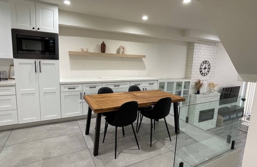 Encino Apartment | Modern 2BR Townhome w/free Hot tub & Pool