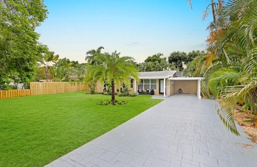 Wilton Manors House | Modern 2BRHouse in Wilton Manors with a Heated Pool and KING Bed