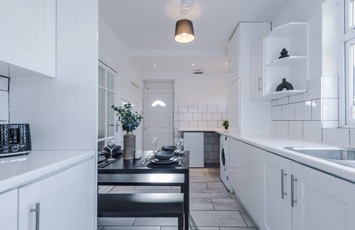 Stalybridge House | Modern 3-Bed, Ideal for Large Groups, Sleeps 7!