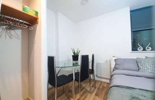 Poplar Apartment | Modern 3 Bed Apt on 8th Floor with Amazing Views