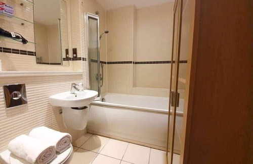 Poplar Apartment | Modern 3 Bed Apt on 8th Floor with Amazing Views