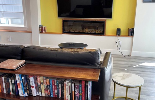Ladysmith Apartment | Modern 3 Bed Home with a View