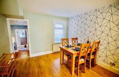 Poole House | Modern 3 bed w/garden, nr beach