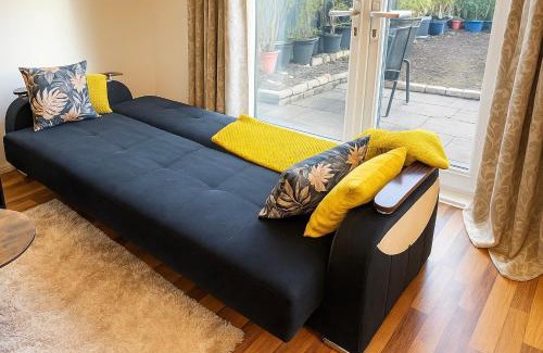 Sittingbourne Apartment | Modern 3-Bedroom Home with Free Parking for Family, Contractors and Tourists!