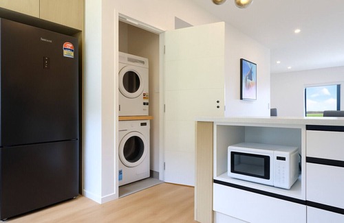 Waterview Apartment | Modern 3-Bedroom in Waterview