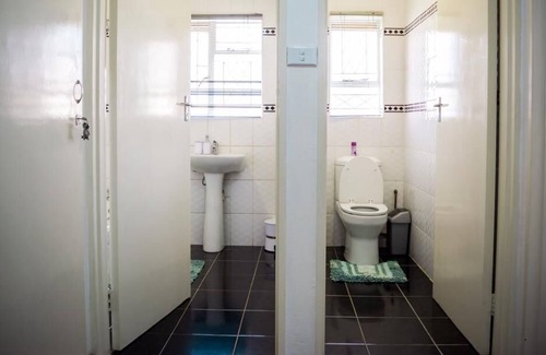 Bulawayo Apartment | Modern 3 bedroomed guesthouse in Paddonhurst - 2037