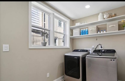 South Philadelphia House | Modern 3 BR & 2.5 Bath in So Philly near stadiums, must be 25yr,