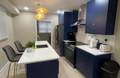 South Philadelphia House | Modern 3 BR & 2.5 Bath in So Philly near stadiums, must be 25yr,