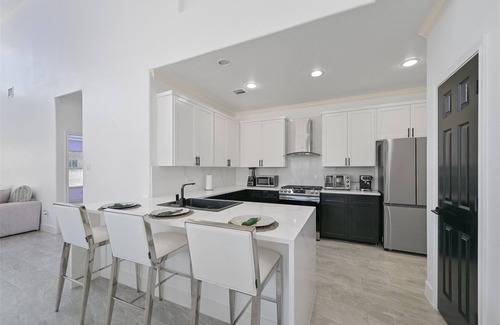 Bammel House | Modern 3BD/2.5BA Gated Townhome in Great Location! Close to Everything!