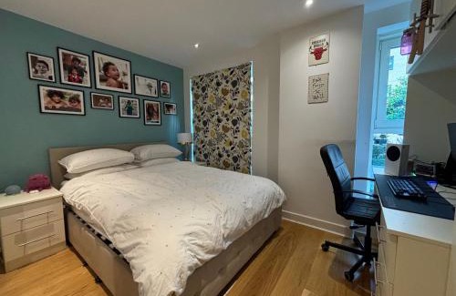 Sands End Apartment | Modern 3BD with Private Balcony Imperial Wharf